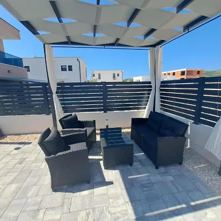 Elegant Ilma With Pool - With Pool