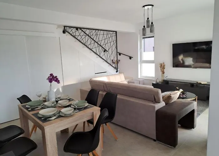 Elegant Ilma With Pool - With Pool *