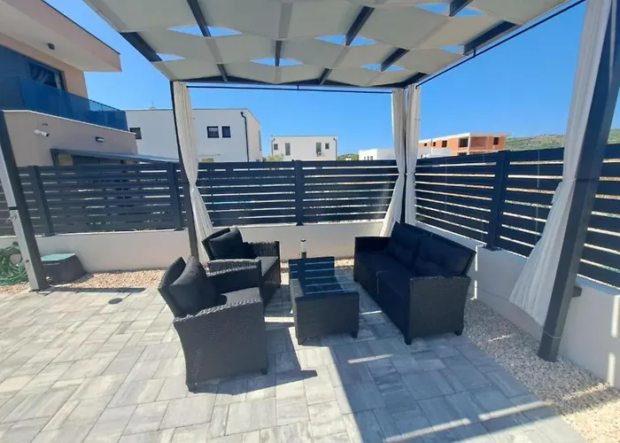 Elegant Ilma With Pool - With Pool